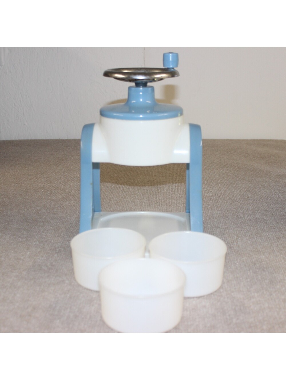 The Pampered Chef Blue and White Manual Food Chopper with Three‎ White Bowls